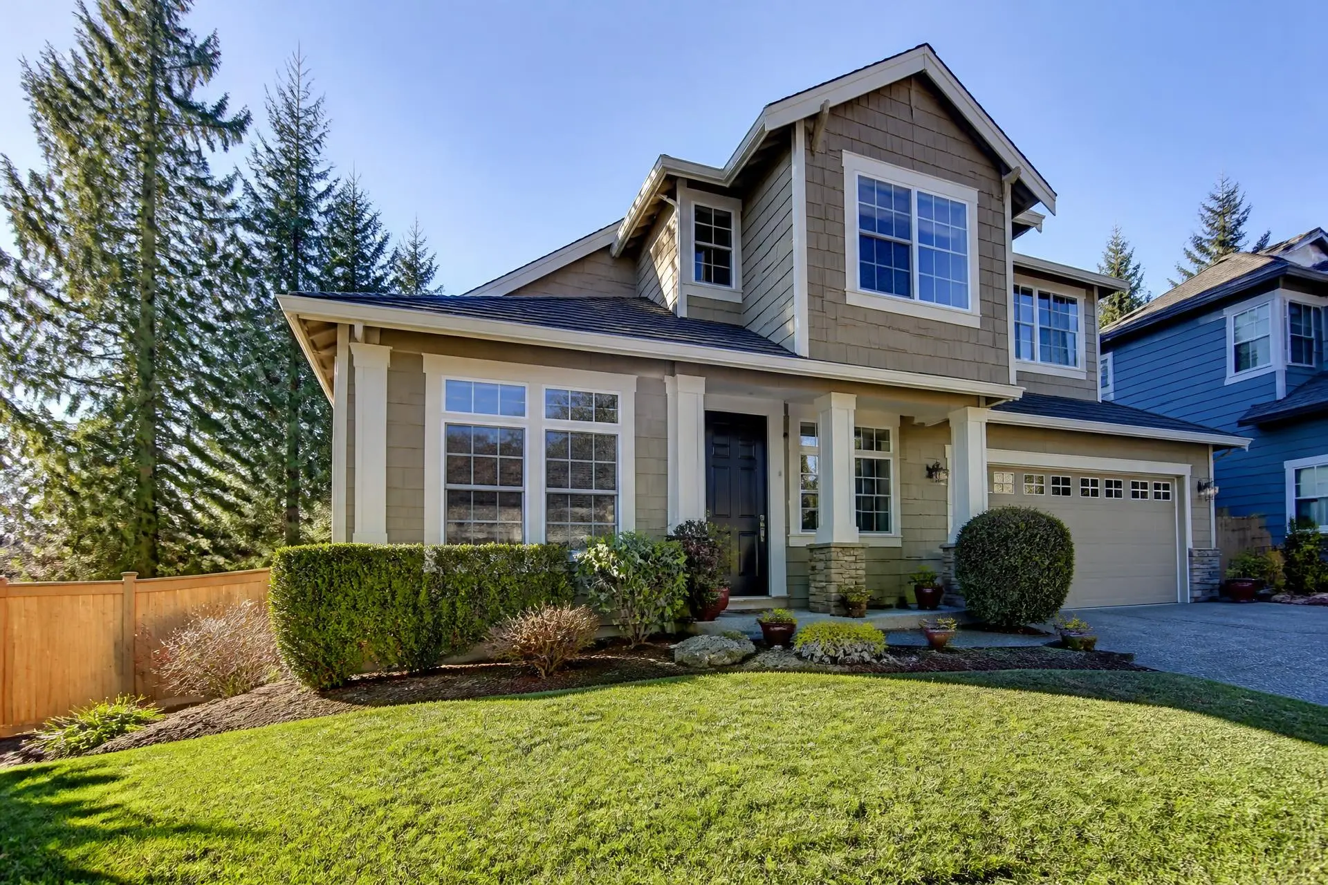 Residential home in Shoreline with freshly cleaned, sparkling windows